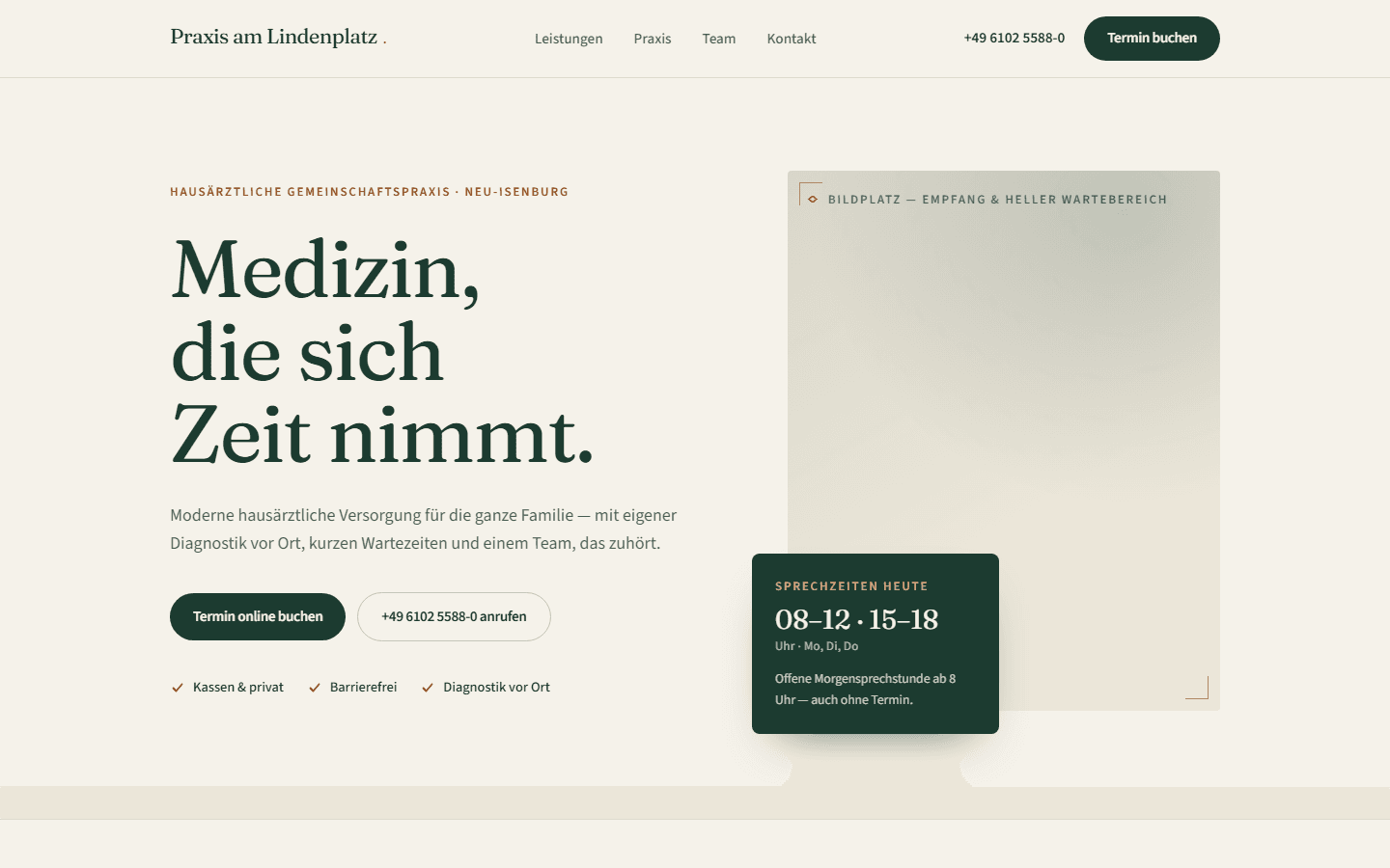 Startseite der Praxis am Lindenplatz: warm-editoriales Design mit Serifen-Headline „Medizin, die sich Zeit nimmt“, Terminbuchung und Sprechzeiten-Panel